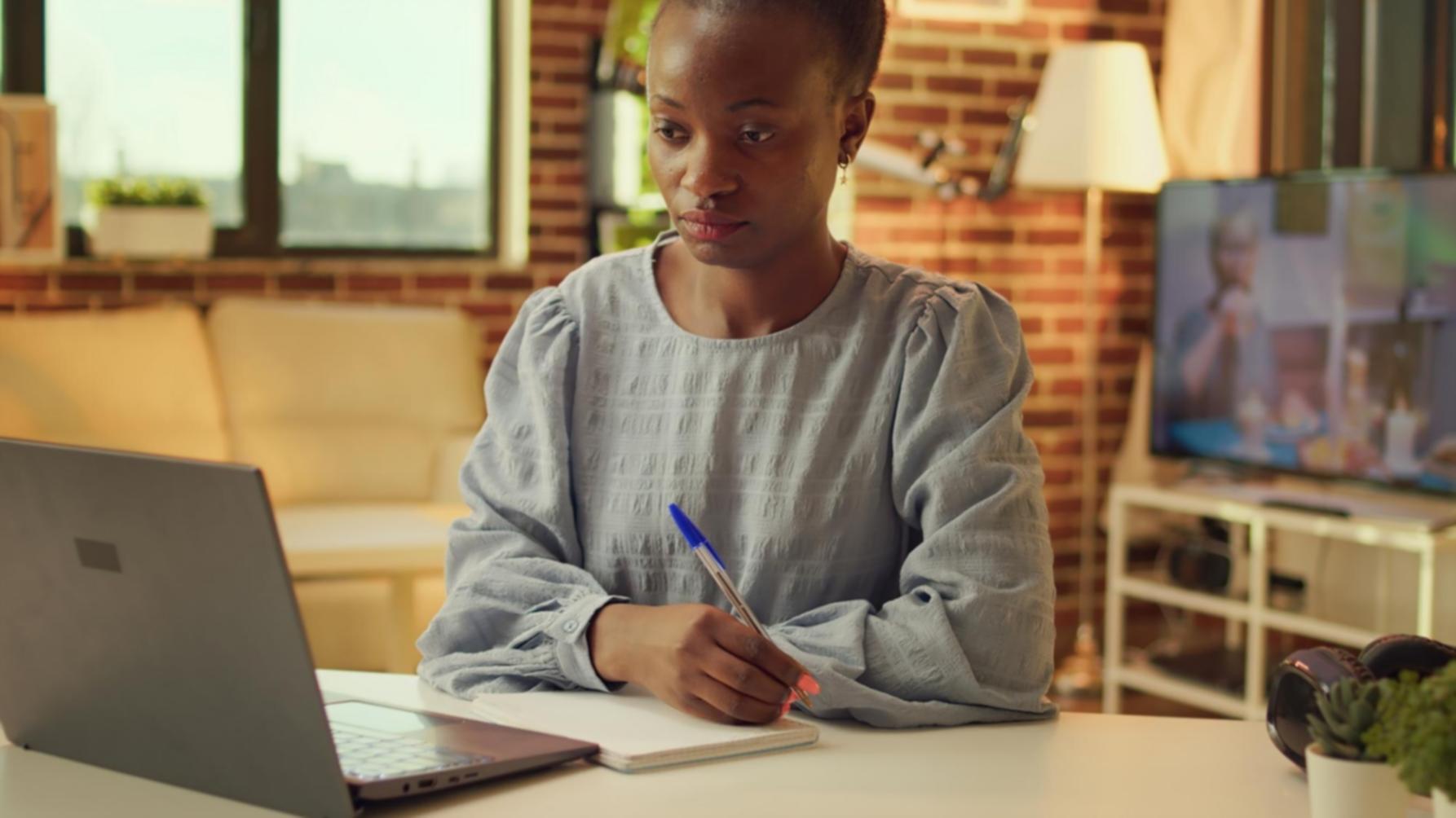 Équipe d'analystes financiers en discussion